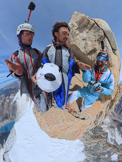 Los tres montañistas minutos antes del salto desde la cima del Fitz Roy