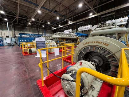 Los tres motores generadores que forman parte de la usina de energía de Ford en Pacheco