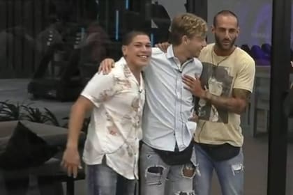 Los tres participantes divirtieron a sus compañeros con un gracioso desfile (Captura video)