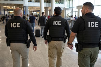 Los tres pasajeros atravesaron el control de la TSA, pero fueron interceptados por agentes durante el embarque
