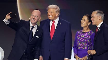 Los tres posaron para una selfie con el presidente de la FIFA, Gianni Infantino, durante el sorteo del torneo en diciembre