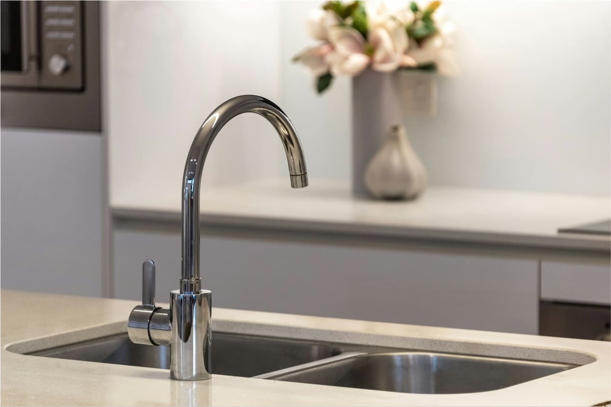 Los tres productos para dejar reluciente la pileta de la cocina