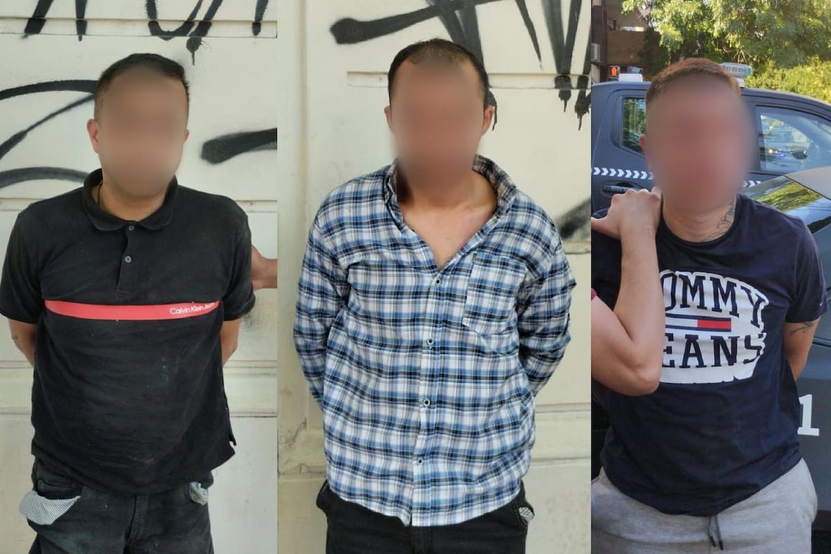 Los tres sospechosos detenidos por la Policía de la Ciudad tras el operativo cerrojo que permitió recuperar el dinero robado y otros elementos