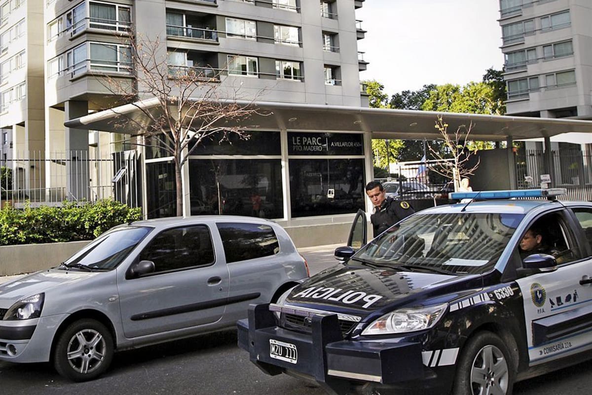 Los tres sospechosos fueron descubiertos en una de las unidades de Le Parc y los investigadores sospechan que también fueron responsables de varios hurtos en Mulieris y en Zencity