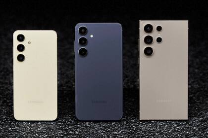 Los tres tamaños de la nueva familia de smartphones: el Galaxy S24, con una pantalla de 6,2 pulgadas, y el Galaxy S24+, con pantalla de 6,7 pulgadas, mantienen las tres cámaras traseras; el Galaxy S24 Ultra, con pantalla de 6,8 pulgadas, agrega un segundo teleobjetivo