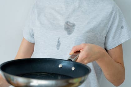 Los tres trucos infalibles para eliminar las manchas de aceite en la ropa (Foto: iStock)