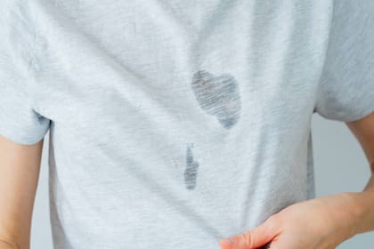 Los tres trucos infalibles para eliminar las manchas de aceite en la ropa (Foto: iStock)