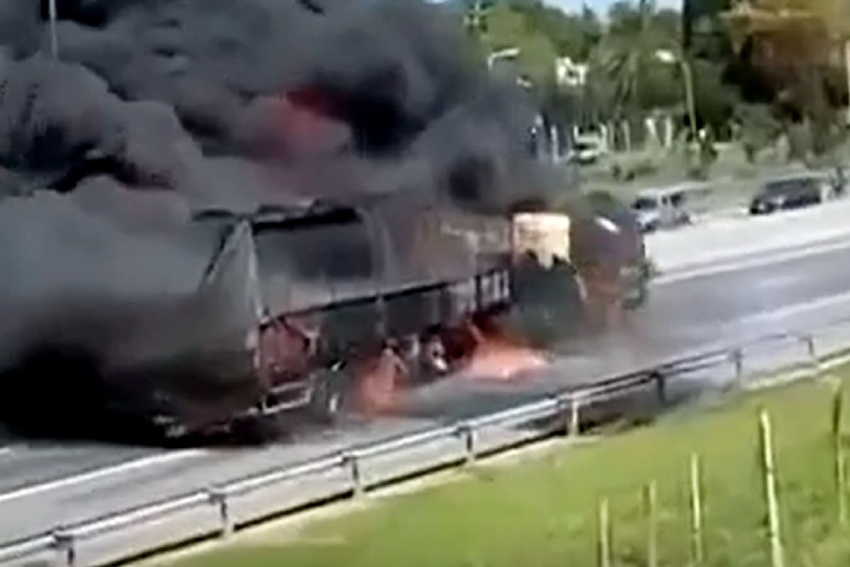 Los tres vehículos de gran porte circulaban en sentido a Luján cuando colisionaron y se prendieron fuego sobre Acceso Oeste