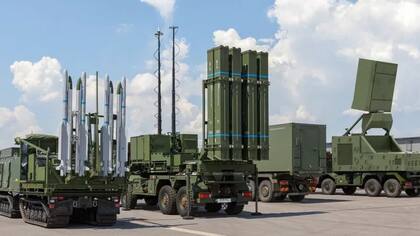 Los tres vehículos de los que consta el sistema de defensa IRIS-T con que cuenta Ucrania. El gobierno de Zelensky apuesta a obtener una superioridad tecnológica sobre los rusos