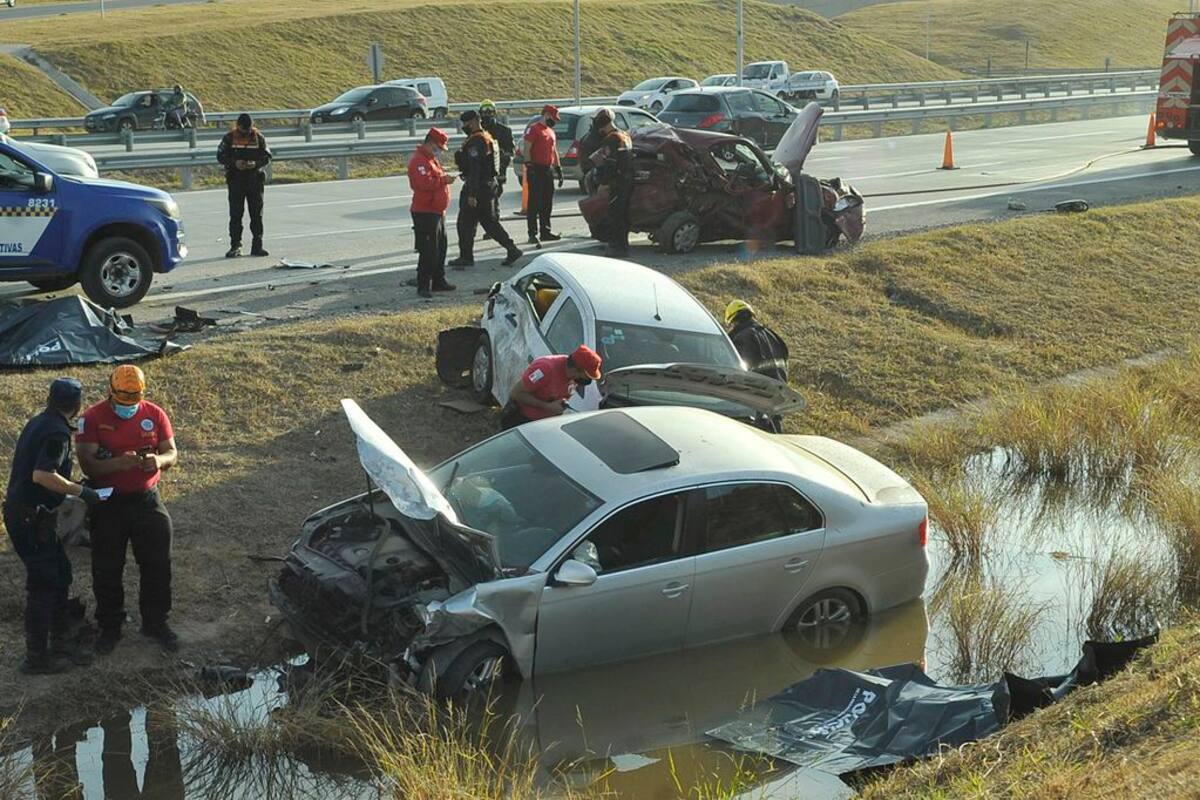 Los tres vehículos, luego del choque mortal en la avenida Circunvalación, en Córdoba