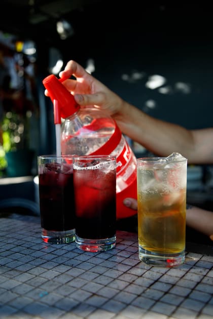 Los tres vermús La Fuerza (Rojo, Blanco y Primavera) con soda se pueden acompañar por una buena variedad de tapas ideales para picar entre varios.