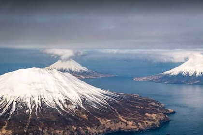 Los tres volcanes de Alaska que entraron en erupción están en el archipiélago de las Islas Aleutianas, al sudoeste del estado. Crédito: Himanshu Sharma.