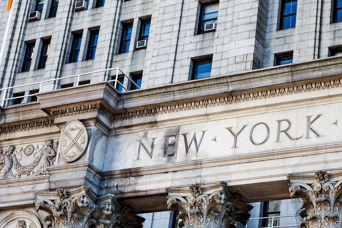 Los tribunales de la Corte del Distrito Sur de Nueva York, vacíos por el coronavirus; la audiencia se hizo a modo de conferencia telefónica entre las partes