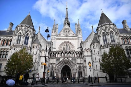 Los Tribunales Reales de Justicia de Londres; la política de países autoritarios como Rusia y Kazajistán se ha extendido al sistema legal de Inglaterra