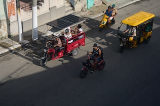Los triciclos eléctricos desplazan a los automóviles clásicos en las calles de Cuba