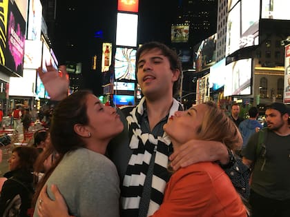 Los trillizos Napolitano en un viaje a Nueva York