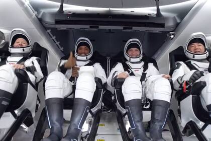 Los tripulantes de la SpaceX amarizaron con éxito