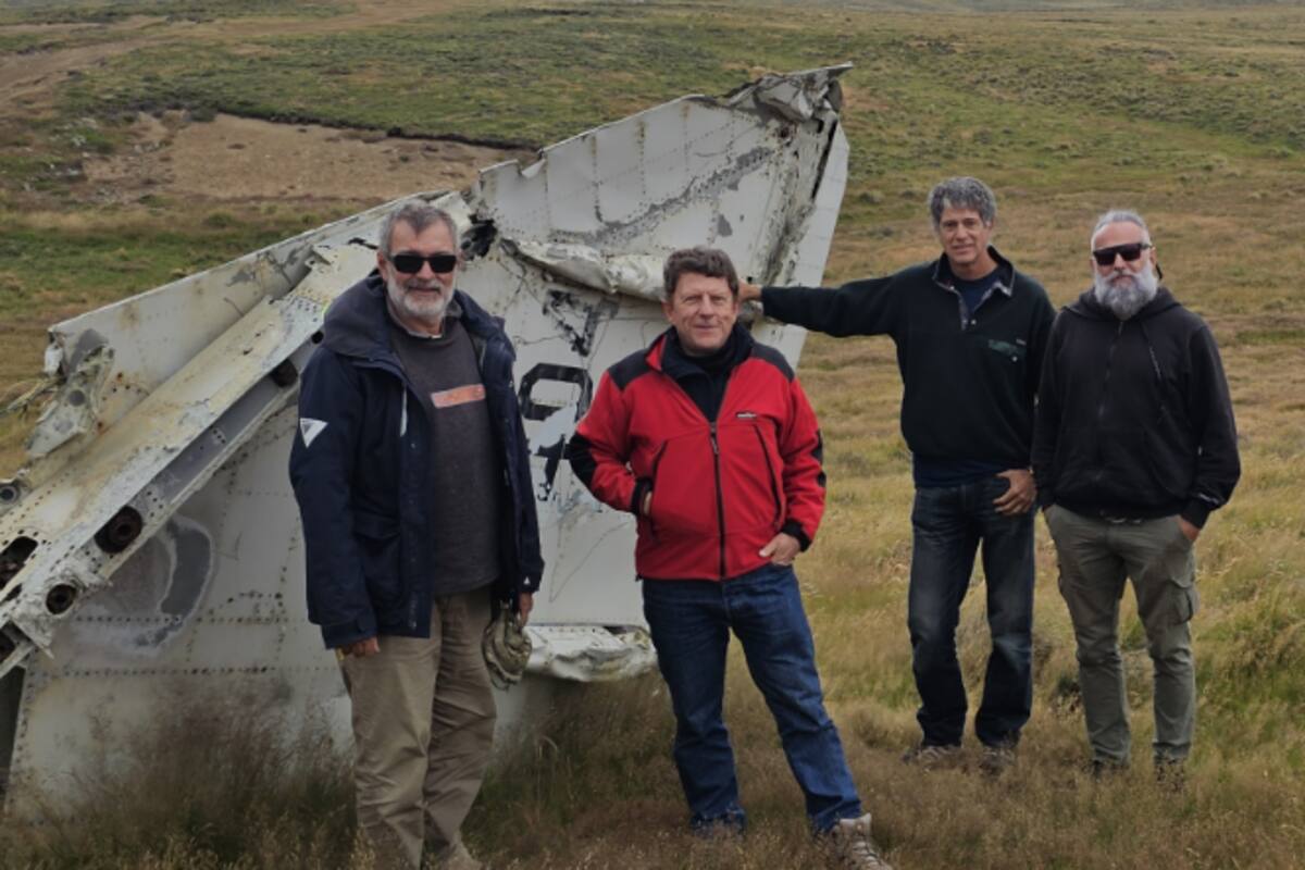 Los tripulantes del Caoba, en Malvinas, con los restos de un Mirage caído en la guerra