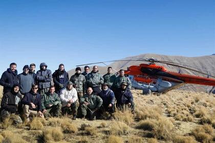 Los tripulantes del helicóptero y los rescatistas