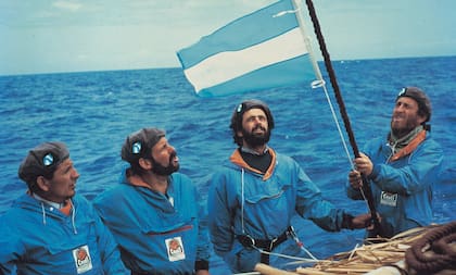 Los tripulantes pasaron el 25 de mayo y el 9 de julio arriba de la balsa y rindieron homenaje a su país en ambas fechas patrias