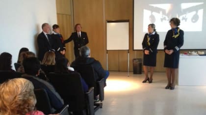 Los tripulantes y pilotos salvan las dudas de los participantes