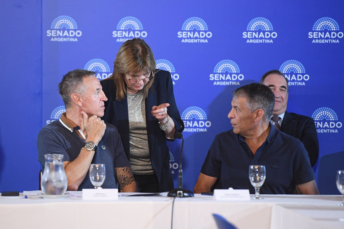Los triunviros Sola y Arguello con la senadora oficialista Patricia Bullrich