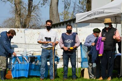 Los trofeos fueron sanitizados con alcohol al 70% y dejados en la mesa donde era retirado por el ganador