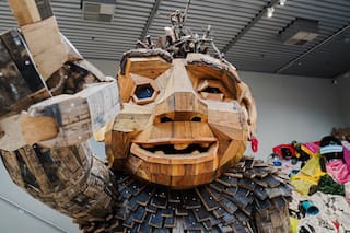 Los trolls se ponen a cubierto en la primera muestra de un artista danés del reciclaje en un museo