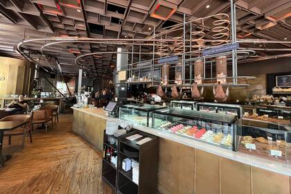 Los tubos de café circulan por toda la confitería que buscó replicar al Starbucks de Milán