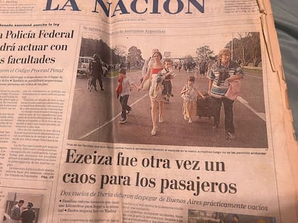 Los tucumanos conservan la tapa de LA NACION donde aparecía Maite con sus hijos en 2001.