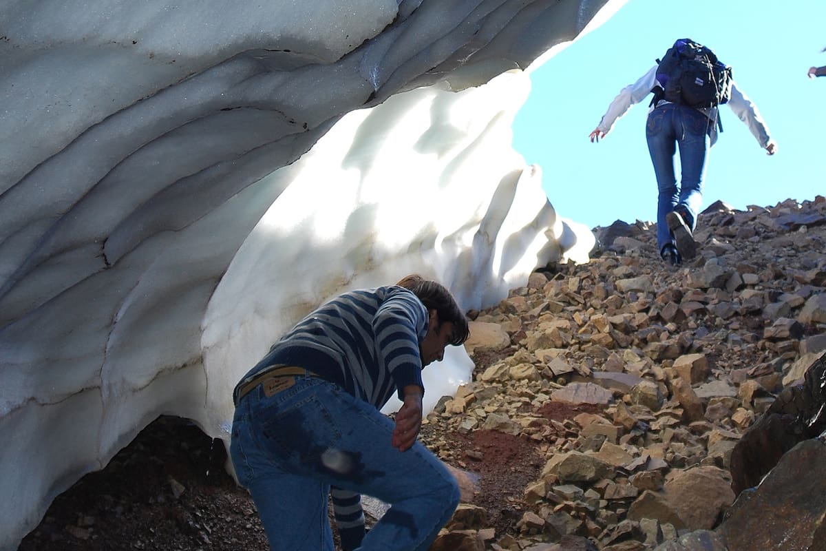 Los túneles se forman, por el deshielo, en el cerro La Torta, cercano a Esquel