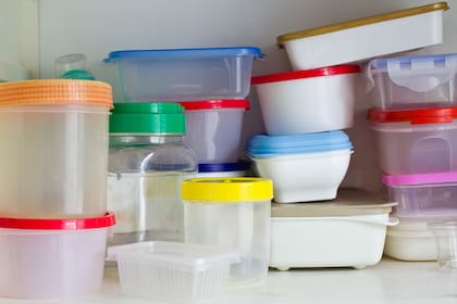 El simple truco para limpiar los recipientes de plástico y que no queden restos de comida