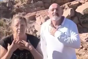 Los turistas, al ser sorprendidos por un mendocina que les reprochó su conducta