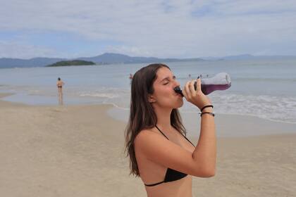 Los turistas argentinos en Florianópolis prefieren obviar el consumo de agua de la canilla