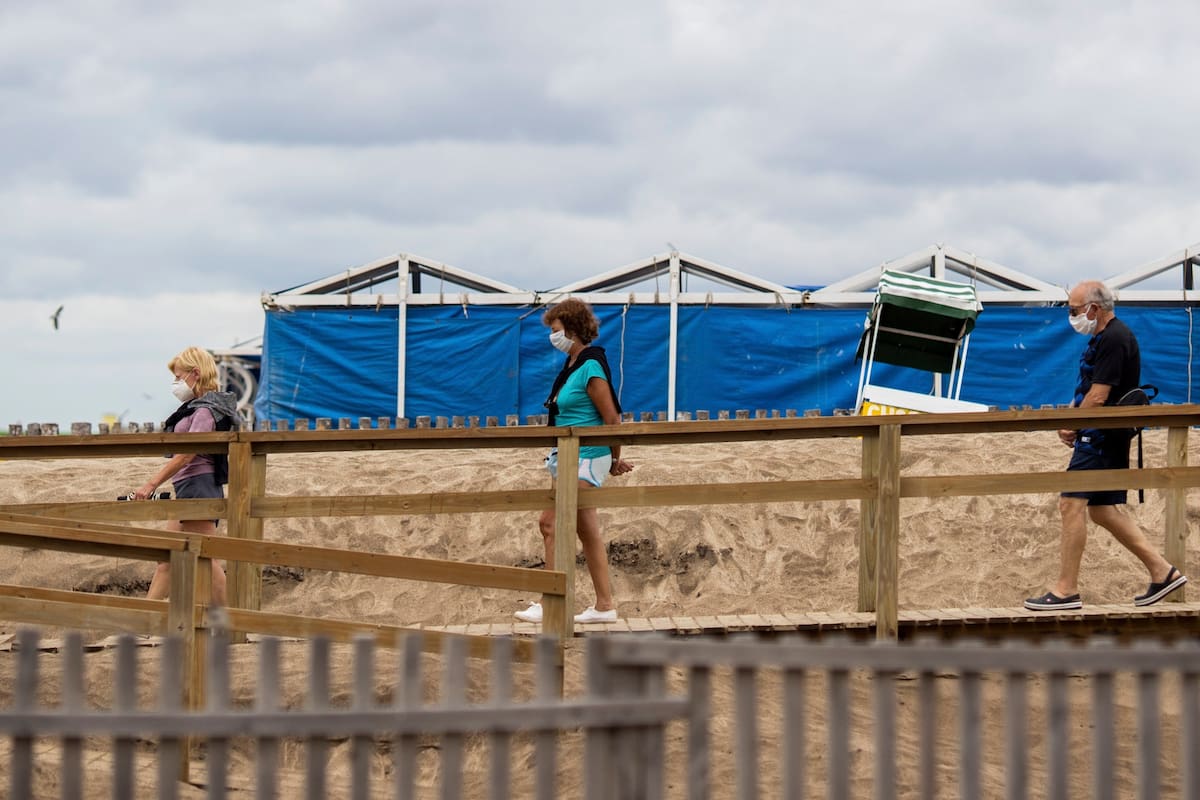 Los turistas asisten a las playas con barbijos
