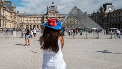 Los turistas estadounidenses son una imagen habitual en París, pero algunos están avergonzados con su nuevo presidente.