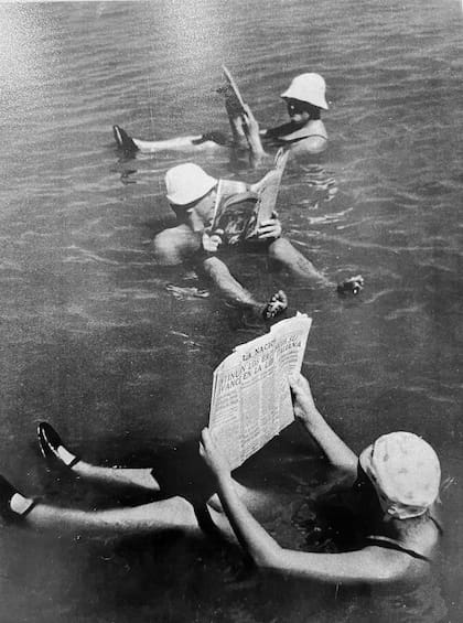 Los turistas gozaban de las bondades de la laguna.