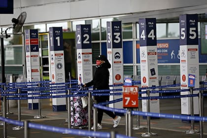 Los turistas internacionales deberían presentar carnet de vacunación completa como requisito para ingresar a Estados Unidos