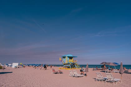 Los turistas perciben que hay menos personas en las playas debido a la ola de calor