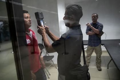 Los turistas pueden utilizar la biometría facial que hace una comparativa de la foto del documento con el rostro en vivo