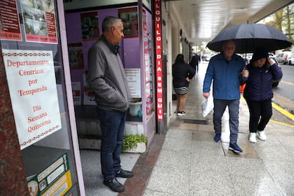 Los turistas que eligieron la costa para este fin de semana también consultan sobre valores de alquileres para el próximo verano