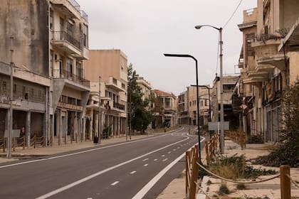 Los turistas solo pueden recorrer la avenida principal de Varosha hacia el mar