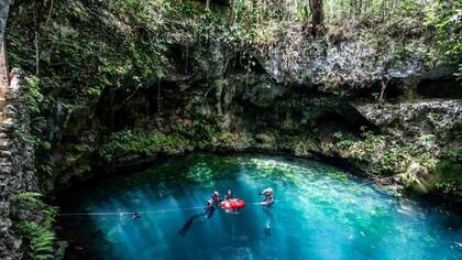 Los turistas, tanto nacionales como internacionales, disfrutan de los cenotes a su manera.