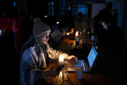 Los ucranianos debieron refugiarse en algunos cafés con algo de electricidad y conexión a Internet