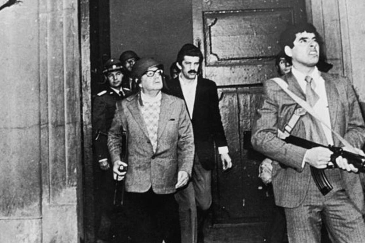 Los últimos momentos de Salvador Allende: con casco militar, dispuesto a defender el palacio de La Moneda, el 11 de septiembre de 1973.