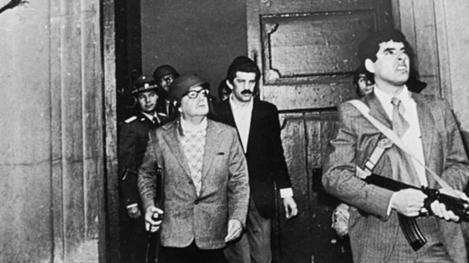 Los últimos momentos de Salvador Allende: con casco militar, dispuesto a defender el palacio de La Moneda, el 11 de septiembre de 1973.