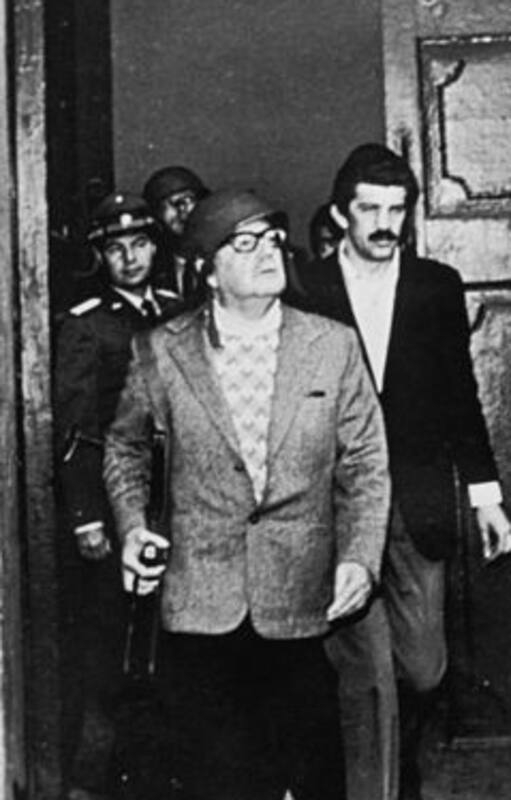 Los últimos momentos de Salvador Allende: con casco militar, dispuesto a defender el palacio de La Moneda, el 11 de septiembre de 1973.