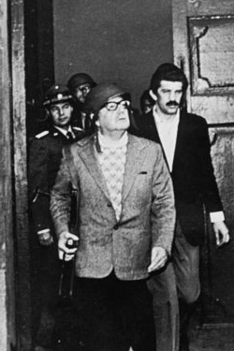 Los últimos momentos de Salvador Allende: con casco militar, dispuesto a defender el palacio de La Moneda, el 11 de septiembre de 1973.