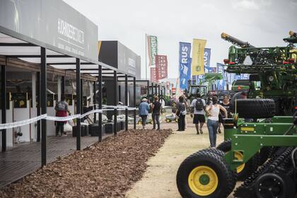 Los últimos preparativos en los stands en el predio de San Nicolás