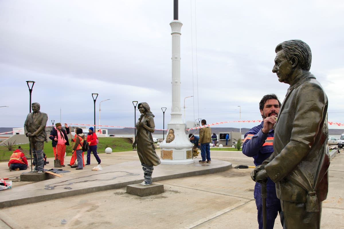 Los últimos retoques de la escultura de Macri, con Cristina y Néstor Kirchner de fondo